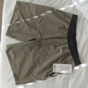 Lululemon Pace Breaker short 9"